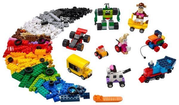 LEGO® Classic - Bricks on wheels